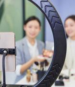 胡润：数据显示 2025 年中国微短剧用户规模近 7 亿人，职业网络主播规模突破 3800 万人